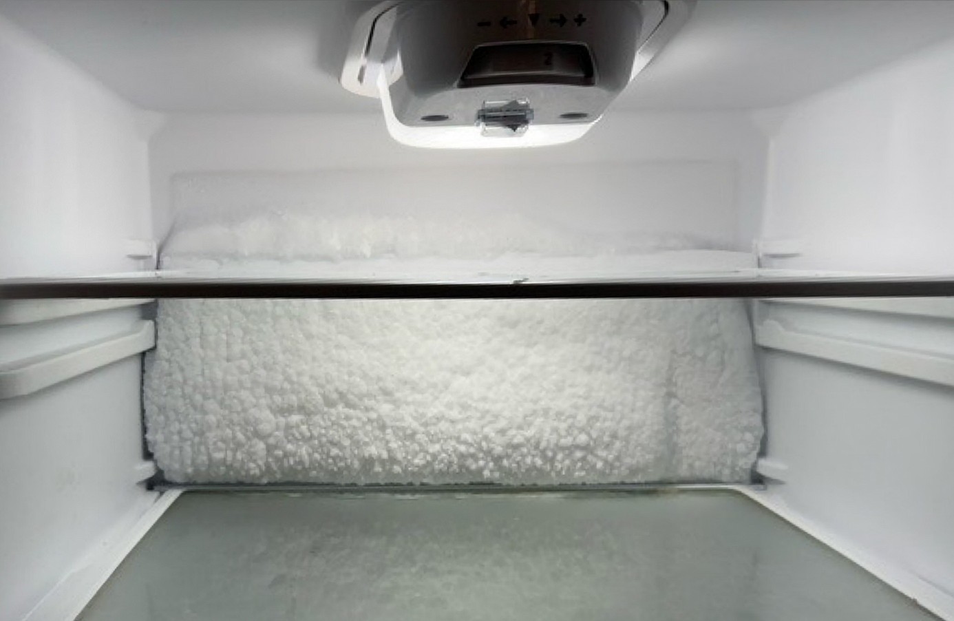 exemple d’une couche de glace épaisse et anormale sur la paroi arrière d’un réfrigérateur